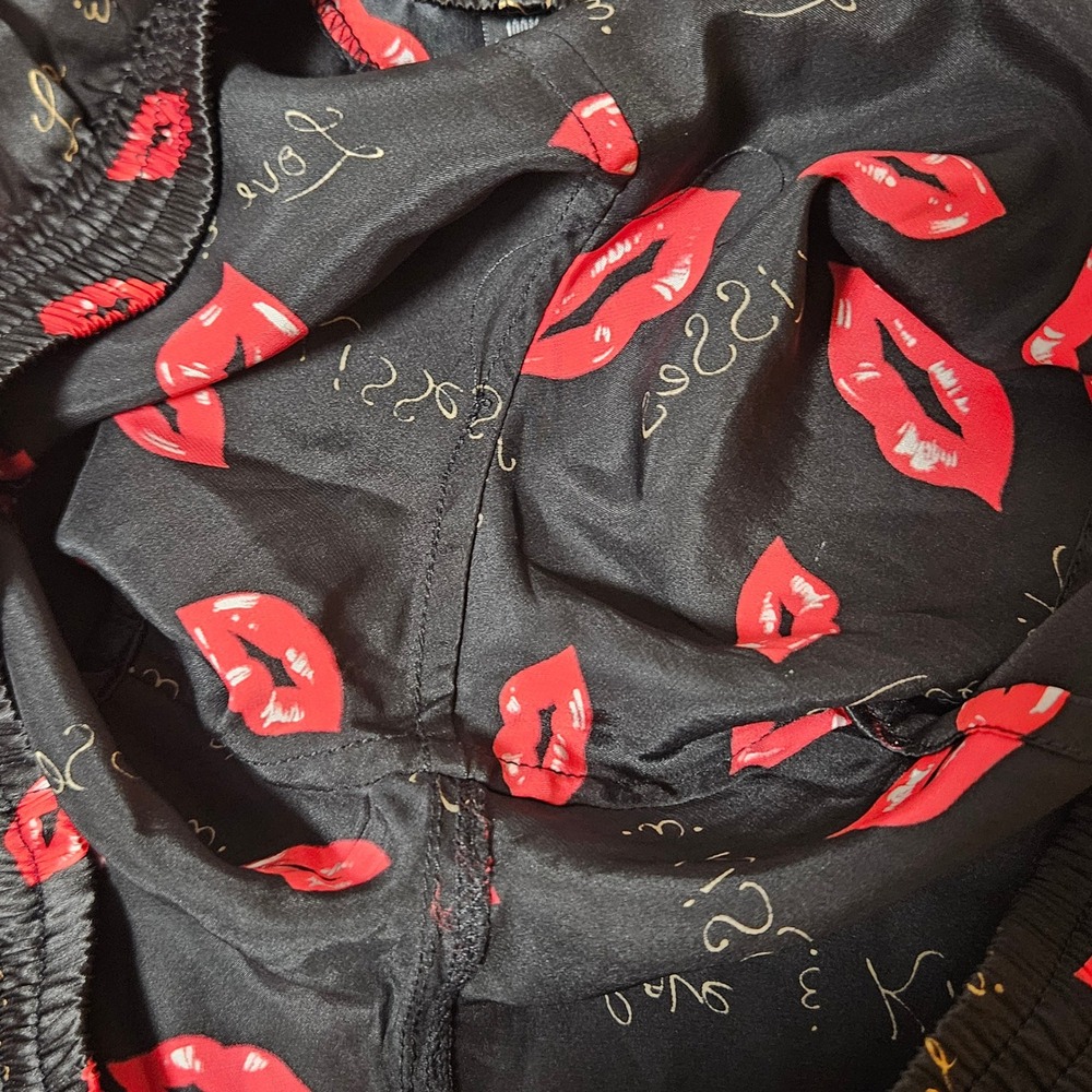 J.W.E. Designs Mens XL Silk Boxer Shorts Black Red Lips Love & Kisses Print - Picture 7 of 7